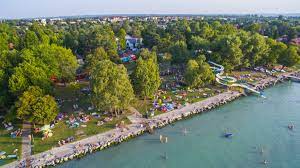 A vár és az onnan nyíló kilátás a turisták körében népszerűségnek örvend, de mégsem özönlik el százezrek. Der Kostenlose Ujhelyi Strand Siofok Wunderbarerbalaton De