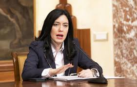 Cesara buonamici upload, share, download and embed your videos. Azzolina Gaffe Virale Imbuti Da Riempire Ma La Ministra Spiega Virgilionotizie