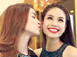Facebook Phạm Hương nhận được lời an ủi từ Hồ Ngọc Hà