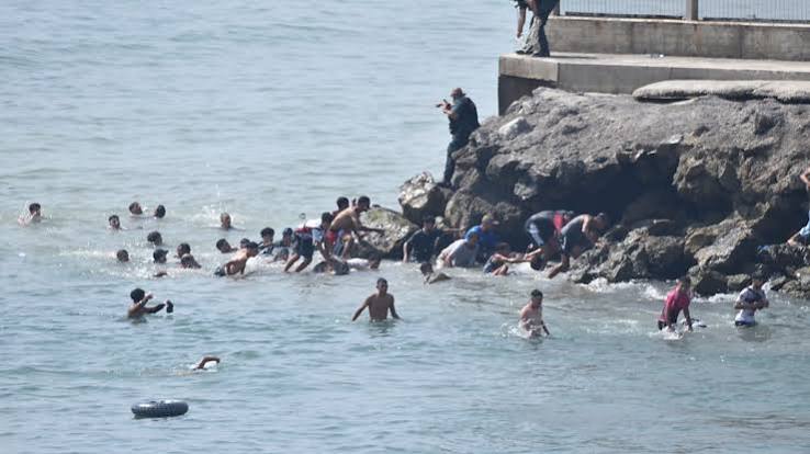 Miles de personas cruzan a nado la frontera en Ceuta (España)