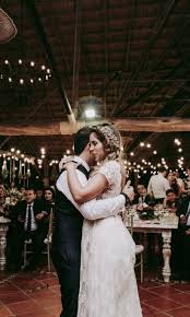 Como Elegir La Cancion Para El Baile De Recien Casados En 2020 Novios Bailando Encaje Para Trajes De Boda Novios Boda