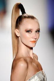 De plus, le meilleur de cette tendance est qu'il existe tant d'options de coiffure et de coiffures hautes que vous pouvez en faire, de la simple queue de cheval basse ou du chignon aux coiffures hautes flatteuses, et toutes auront un aspect totalement époustouflant et stupéfiant. Les Queues De Cheval