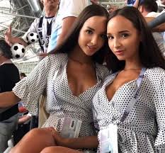 Cặp chân dài song sinh Nga gây chú ý khi đi cổ vũ World Cup