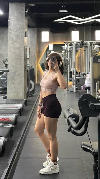 Masih tinggi si di atas 160, aku cuma 157 BB 52 ga kliatan ndut juga so  far, malah di komplen2 kurus, sampe bingung. Berasa paha aja yg rada gede  kebanyakan latian leg????