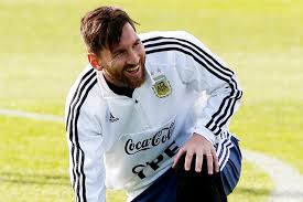 Lionel andrés messi cuccittini, испанское произношение: Messi Podaryat Shokoladnuyu Skulpturu Samogo Sebya V Polnyj Rost Na Den Rozhdeniya