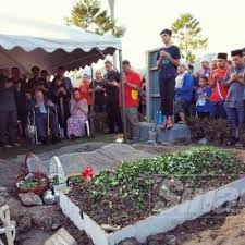 Jenazah allahyarham telah selamat dikebumikan selepas solat jumaat di tanah perkuburan islam raudhatul sakinah, taman batu muda, kuala lumpur. Raja Perlis Berangkat Ziarah Pusara Abu Hassan Din