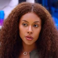 Giovanna, do BBB 25, explica cirurgia no rosto após viralizar:  'Reconstrução óssea'