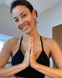 We did not find results for: Melanie Sykes 50 Flashes Her Abs In A Crop Top For Yoga Session Daily Mail Online