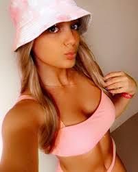 Bella Collins (@bellaaacollins) • Instagram photos and videos