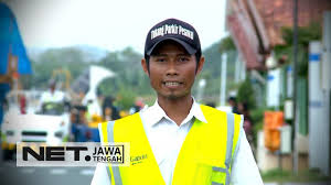 Jadi juru parkir roda dua atau empat sudah biasa. Marshaller Pemandu Parkir Pesawat Terbang Netjateng Youtube
