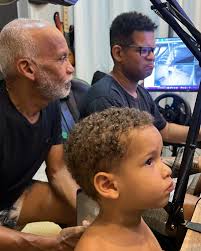 As três gerações pai,filho e neto construindo músicas.