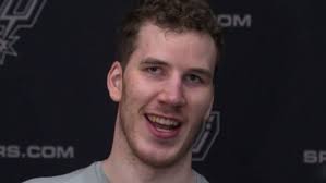 WATCH: Spurs' Jakob Poeltl forgets jersey while checking in game