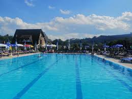 Piscina e înconjurată de câteva construcții, care te duc cu gândul la bungalourile din bali. Pasti Si 1 Mai 2021 Bucovina Cacica Pensiunea Casa Domneasca Pico Mar Travel