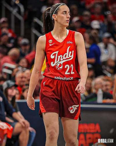 HISTÓRICO 🚨 Caitlin Clark se convirtió en la jugadora que más rápido  alcanzó los +1.000 PTS, +250 REB y +250 AST en la historia de la WNBA 🔥  Logró esta hazaña en