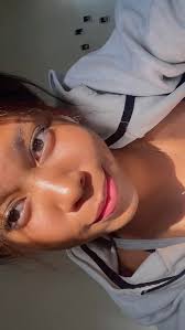 Hi everyone! My name is Josie, I'm 18 years old, American but have lived in  Barcelona for the past 5 years. I speak fluent English and Spanish. I'll be  attending Maastricht University