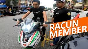 Cara terakhir membawa mantel hujan di motor sport adalah dengan memasang tas di bagian tangki. Cara Bawa Motor Clutch Atas Jalan Raya