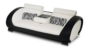 Ce modèle affiche des lignes sobres et un beau revêtement en cuir noir pour habiller. Canape Cuir 3 Places Au Look Tendance Okyo Mobilier Moss