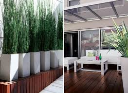 Ninguna planta puede vivir sin unos mínimos cuidados, agua y luz fundamentalmente, pero sí es cierto que algunas plantas necesitan muchos menos cuidados que otras. Un Jardin Interior Minimalista 03 Diseno De Jardines Interiores Jardin Interior Jardin Minimalista