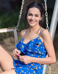 Yeni gelin türkiye büyük elçisi bir babayla, yüksek sosyetede olan bir annenin i̇spanya'da dünyaya gelmiş biricik kızıdır. Yeni Gelin In Dilan I Silan Makal A Evlilik Teklifi Yagiyor Haberler Magazin