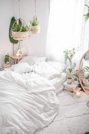 White Airy Bedroom With Plants Yatak Odasi Ic Mekan Ic Tasarim Ev Icin
