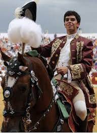 De novo em portugal, a 11 de junho de 1978, na monumental celestino graça, recebe a alternativa de cavaleiro tauromáquico, sendo seu padrinho david ribeiro telles e testemunha mestre batista. Joao Moura Sin Apoderado Para 2018 Lascosasdeltoro