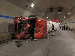 英法海底隧道（英語：channel tunnel，亦称 chunnel；法語：le tunnel sous la manche，拉芒什海峡隧道）是一座50.5公里长的海底铁路隧道，位于英吉利海峡多佛水道下，连接英国的福克斯通和法国加来海峡省的科凯勒（位于法国北部的加来附近），为世界第三长隧道。 Agå¨±ä¹ç›´è¥ é¦–é¡µ