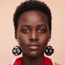 Coupe courte cheveux ondulés bouclés coiffure carrés. Envie D Une Coupe Courte Sur Cheveux Crepus Magazine Coiffure Afro Webzine Tutos Afro Articles Beaute Noire Et Metissee Soins Des Cheveux Crepus