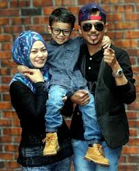 Zila seeron jawab isu kembali bertudung. Zila Seeron Sembunyi Belakang Almari Mengaku Salah Berkhalwat Hiburan Mstar