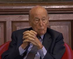 Γερμανίδα δημοσιογράφος κατηγορεί τον βαλερί ζισκάρ ντ' εστέν για σεξουαλική παρενόχληση. O Baleri Ziskar Nt Esten Eishx8h Sto Nosokomeio Me Loimw3h Twn Pneymonwn Parallaxi Magazine