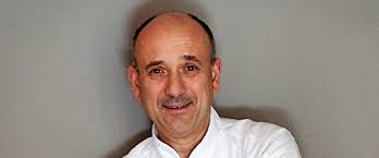 Le chef Bernard Bach au piano