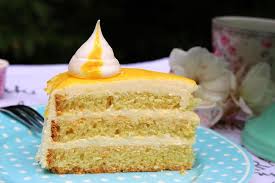 Scatter chopped pistachios over the top of the zucchini cake just before serving to keep them crunchy. Lemon Curd Quark Torte Mainbacken