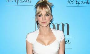 Anna faris has tied the knot! Anna Faris Steht Zu Ihrer Brust Op 1st Blue Das Modemagazin