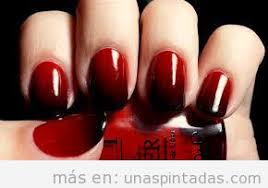El color café de fondo y las manchas negras, son la mejor elección. Unas Goticas Manicuras Oscuras Y Goticas De Color Negro Y Rojo Sangre Unas Pintadas