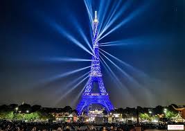 Copy space background for holiday card/wallpaper. The Eiffel Tower Celebrates Its 130th Anniversary With A Light And Sound Show Sortiraparis Com