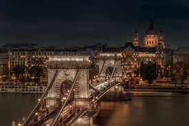 Blog over boedapest en hongarije, met vakantietips, praktische informatie en cultuur. Foto S Boedapest Hongarije Chain Bridge Brug Nacht Rivier