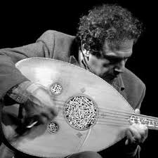 Blue camel empieza haciendo honor a su nombre con sahara, de manera pausada, rítmica y trayendo a la mente el constante balanceo de un camello atravesando el desierto en plena tormenta de arena. Blue Camel Rabih Abou Khalil Last Fm