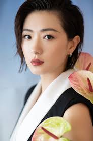 trending] Wan Qian responds to rumors that she broke her right hand today  in a car accident in Changsha (she is currently recording 乘风破浪的姐姐), “Not  serious, don't worry”