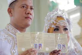 Jika akad nikah digabungkan dengan nikah memiliki pengertian mengawinkan wanita/mengikat janji seorang wanita lewat perantara walinya, dengan tujuan hidup bersama membina rumah tangga sesuai sunnah. Kemenag Hanya Layani Pelaksanaan Akad Nikah Di Kua
