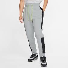 Paiement • pantalon de jogging • cordon à la taille • 2 poches • le mannequin mesure 176cm et porte une taille s/36. Pantalon Jogging Nike Air Gris Noir Jaune Footkorner