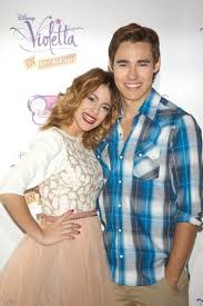 Le star di violetta sbarcano in italia per un concerto da gennaio 2014, martina stoessel e il cast della serie toccherà otto città italiane. Martina Stoessel En Jorge Blanco Violetta Leon Martina Stoessel Disney Live Action Movies Violetta And Leon