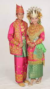 Baju ini disebut juga mangan, karena potongan dan cara memakainya yang berbeda. Pakaian Adat Melayu Budayaindonesiaaa