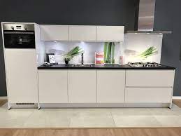 strakke greeploze hoogglans witte keuken deze keuken wordt verkocht uit de showroom voor maar 3 750 inclusief alle ap witte keuken keukenapparatuur keuken