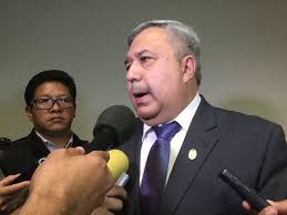 Presenta su renuncia fiscal del Estado