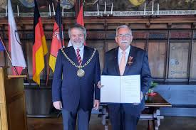 Bei azubiyo findest du mehr als 290 freie ausbildungsplätze in lüneburg und erfährst deine persönliche eignung für jede stelle. Hohe Auszeichnung Burgermeister Eduard Kolle Mit Bundesverdienstkreuz Geehrt