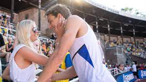 Swedish pole vaulter armand ''mondo'' duplantis once again setting a new world record in glasgow, 2020.02.15.swedish commentaryi do not own any rights to thi. Olympia 2021 Chat Mit Freundin Rettet Armand Duplantis Vor Corona Quarantane Eurosport
