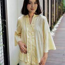 Kebaya dengan paduan warna rosegold dan coklat seperti gambar diaras sangat cocok untuk acara pernikahan. Sambut Hari Kartini Ini 5 Kebaya Cantik Yang Bisa Dipakai Ke Kantor