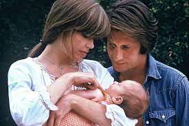 Seine eltern sind die musikerin françoise hardy und der musiker und schauspieler jacques dutronc. Francoise Hardy Jacques Et Thomas Dutronc 1973 Francoise Hardy Hardy Melanie Laurent