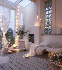 9 Astuces Deco Pour Creer Une Ambiance Cosy Cocooning Dans Votre Chambre Parquet Guirlande Plaid Coussins Fourrur Deco Idee Deco Maison Decoration Interieure
