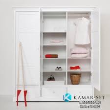 Model sederhana namun terlihat elegan karena telah ditambahkan handle pintu lemari memanjang. Model Lemari Pakaian Anak Minimalis Desain Terbaru Warna Putih 3 Pintu Kamar Set