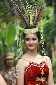 Tato tedak kassa yang terletak di kaki, menunjukkan bahwa perempuan tersebut telah dewasa. Dayak Beauty Kalimantan Borneo Pengantin Pengantin Wanita Pakaian Tradisional
